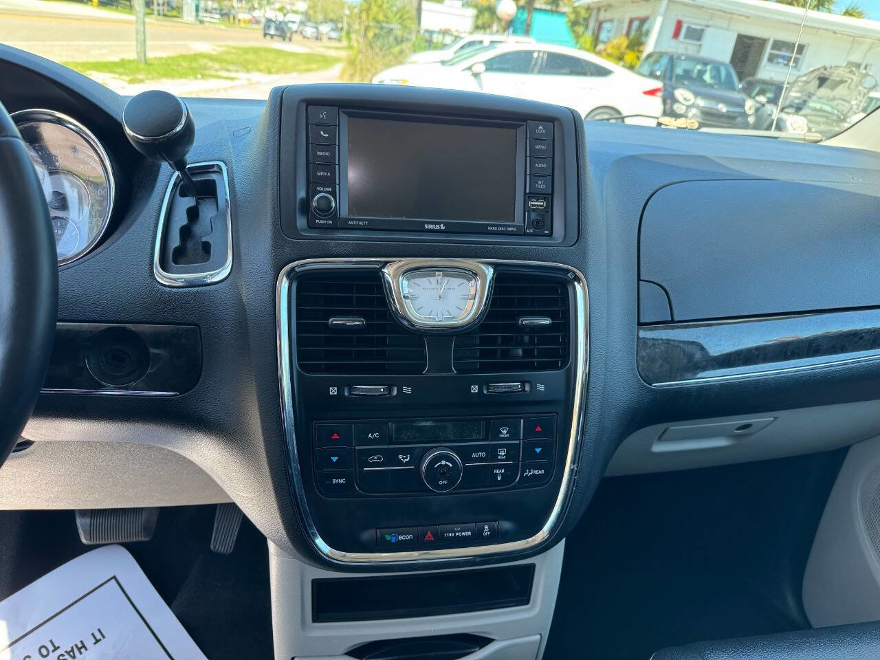 Used 2016 Chrysler Town & Country Touring image 14