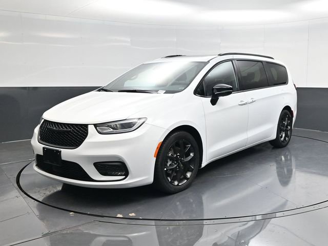 Used 2025 Chrysler Pacifica Limited image 7