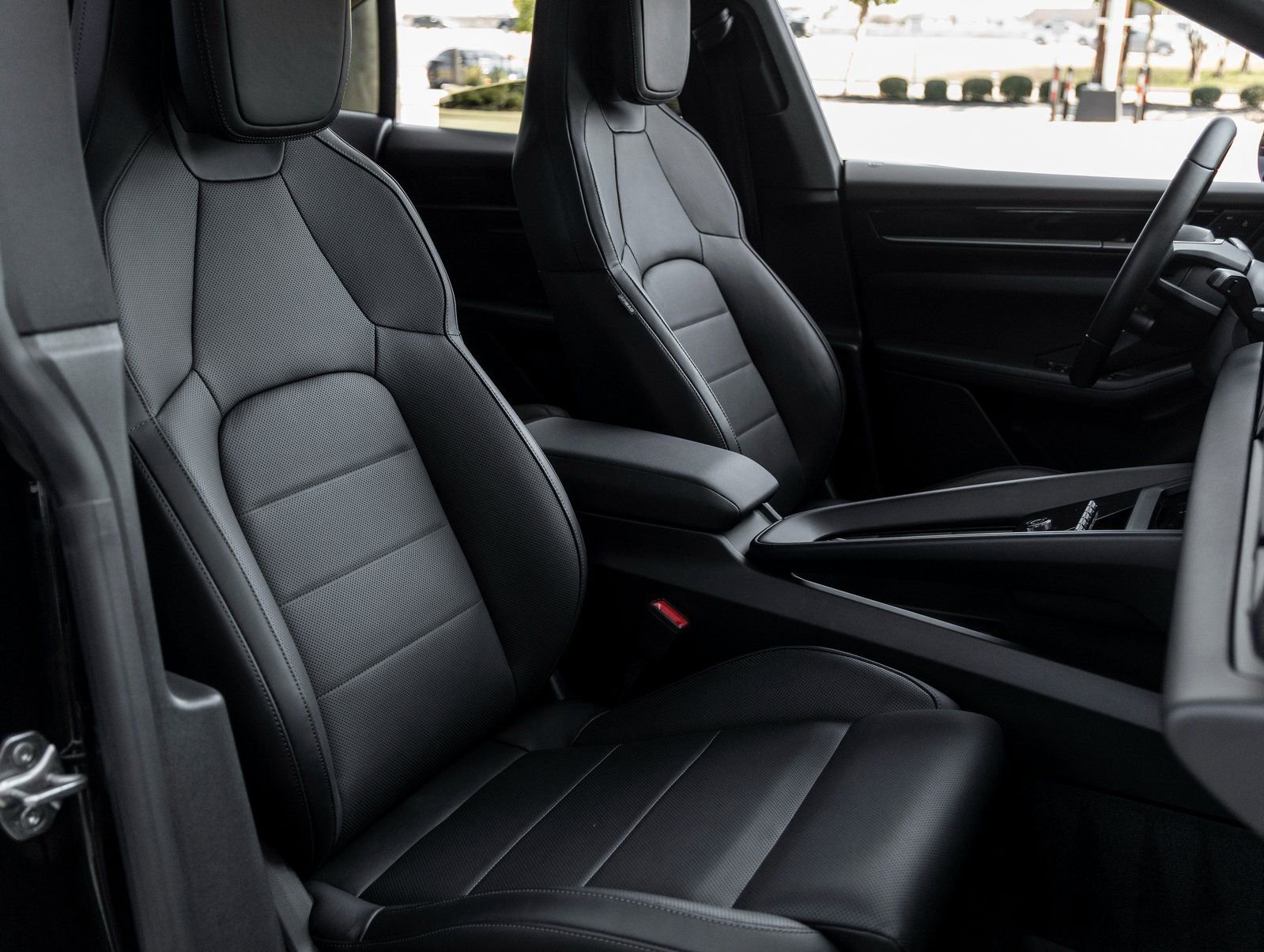 Certified 2025 Porsche Macan Electric image 44