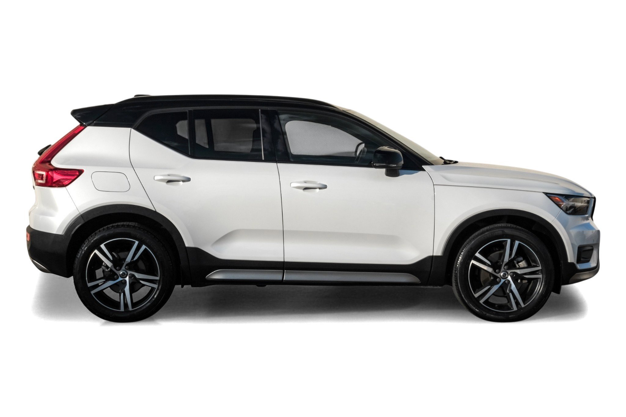 Used 2021 Volvo XC40 T4 R-Design image 7