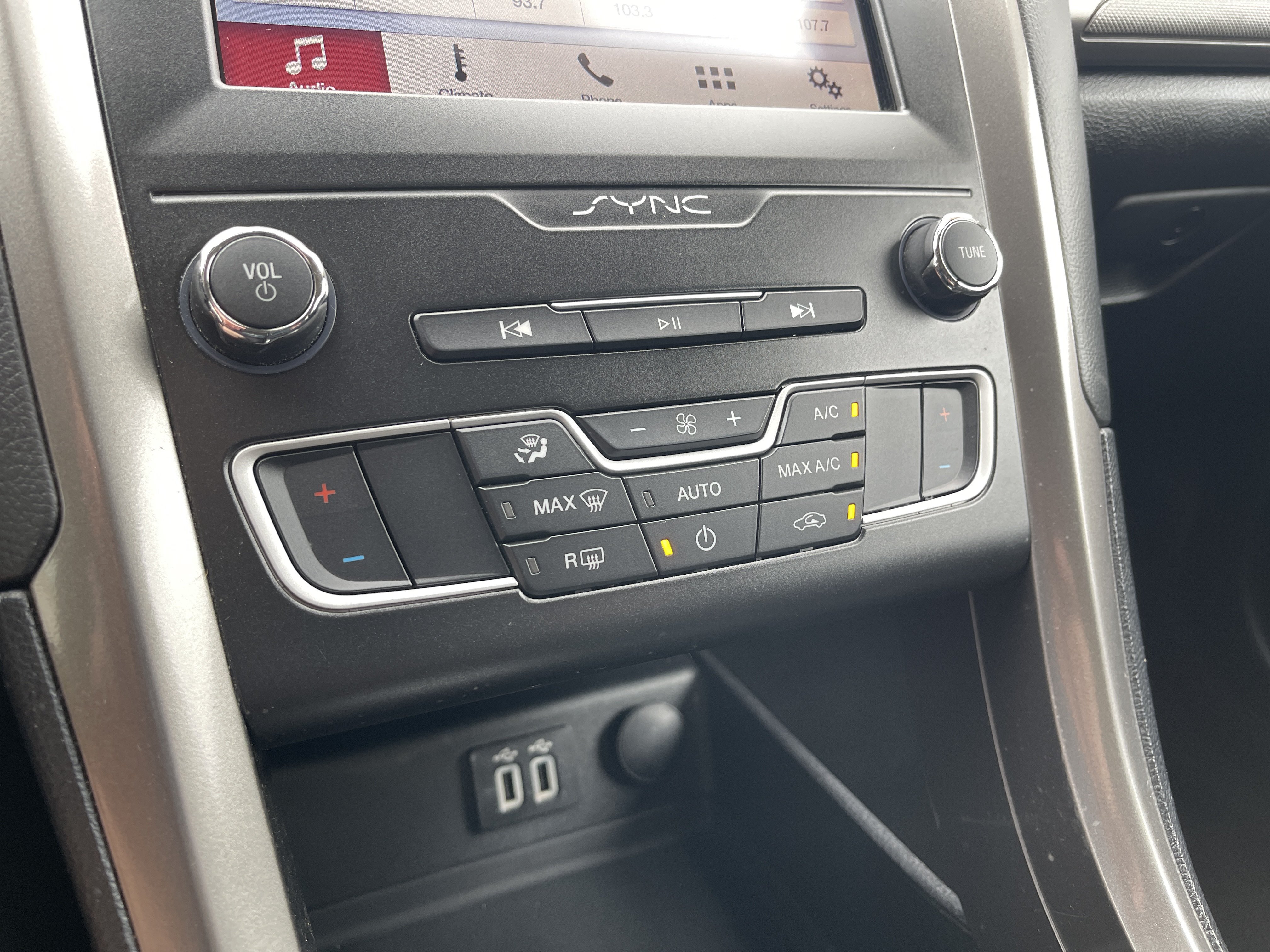 Used 2019 Ford Fusion SE FWD image 19
