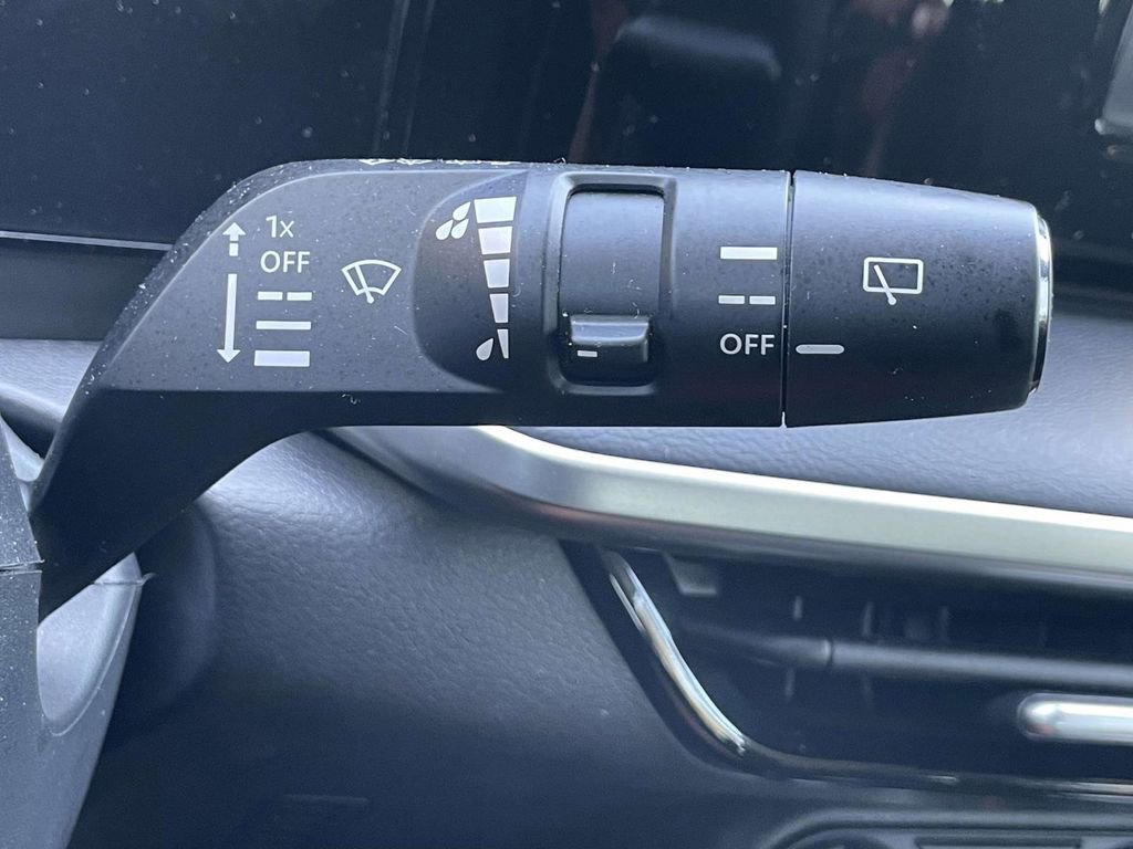 Used 2025 Nissan Kicks S AWD/4WD image 30