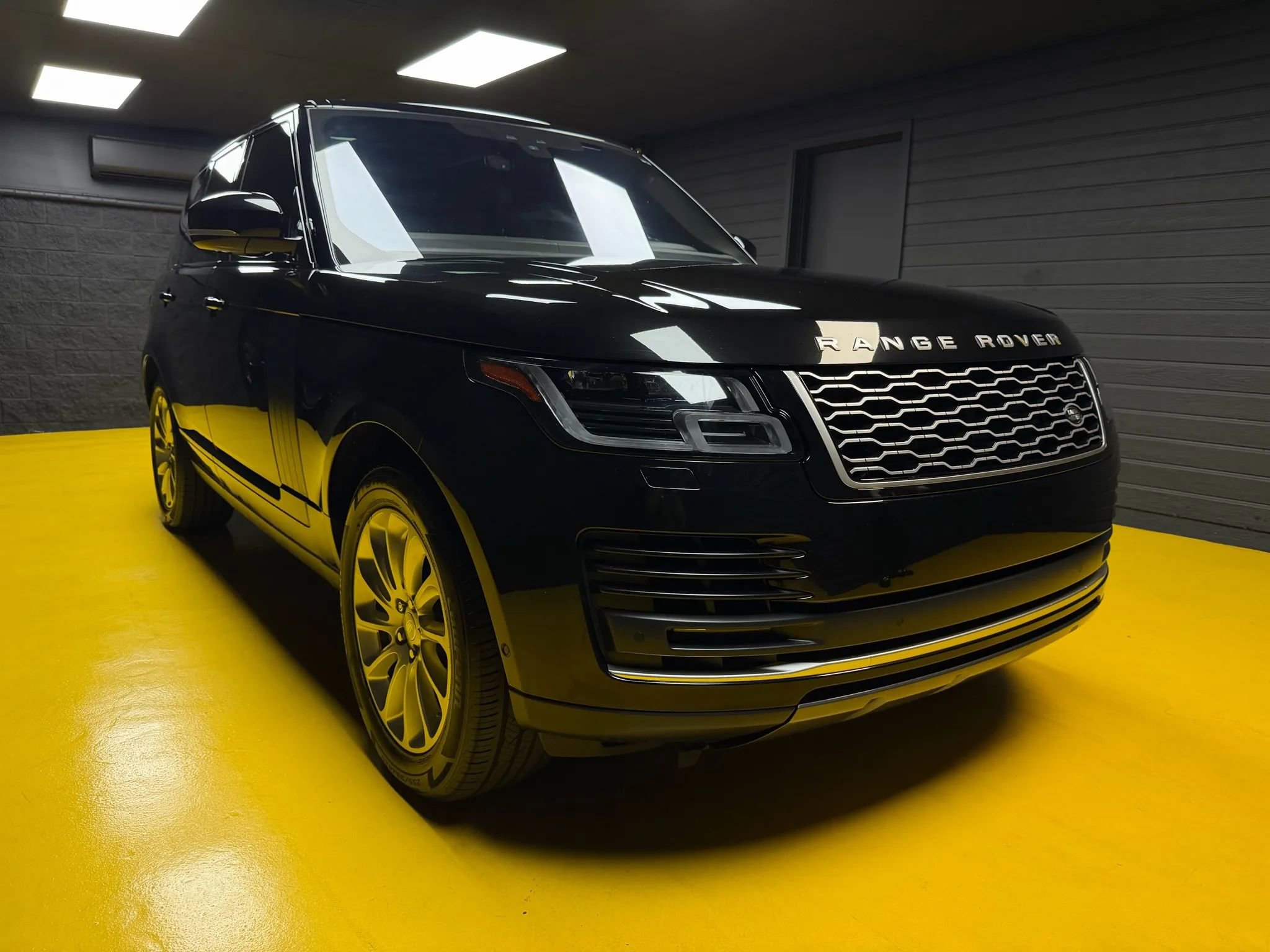 Used 2020 Land Rover Range Rover HSE image 3