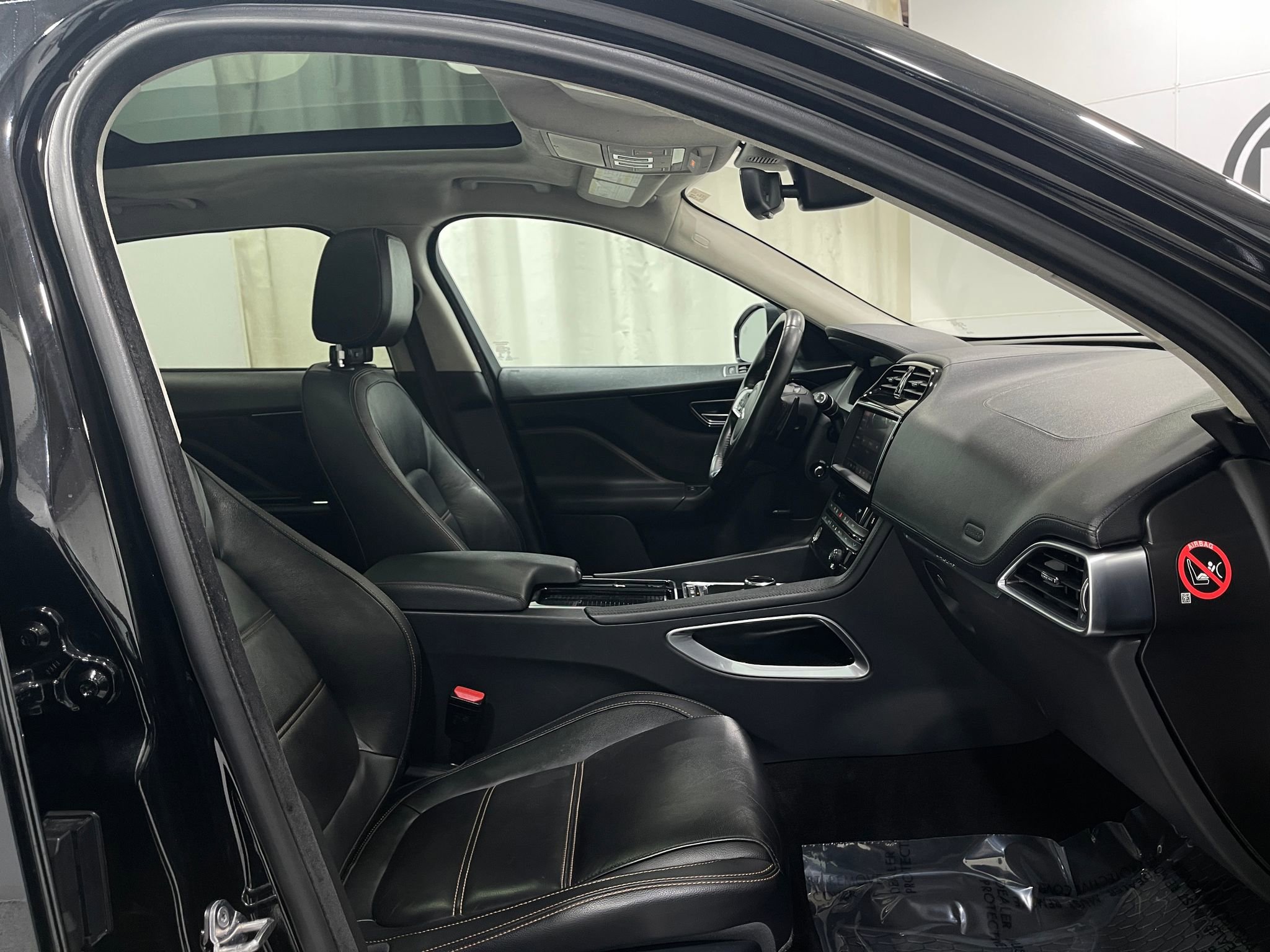 Used 2019 Jaguar F-PACE Prestige image 30