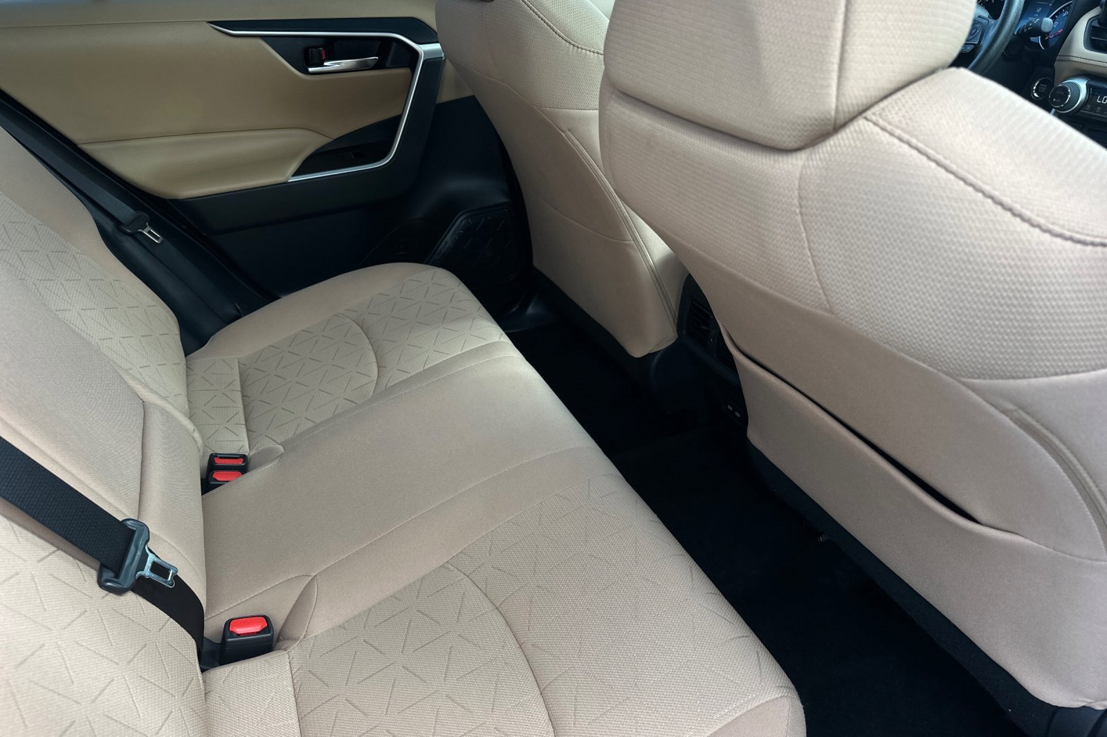 Used 2022 Toyota RAV4 XLE w/ Convenience Package image 19