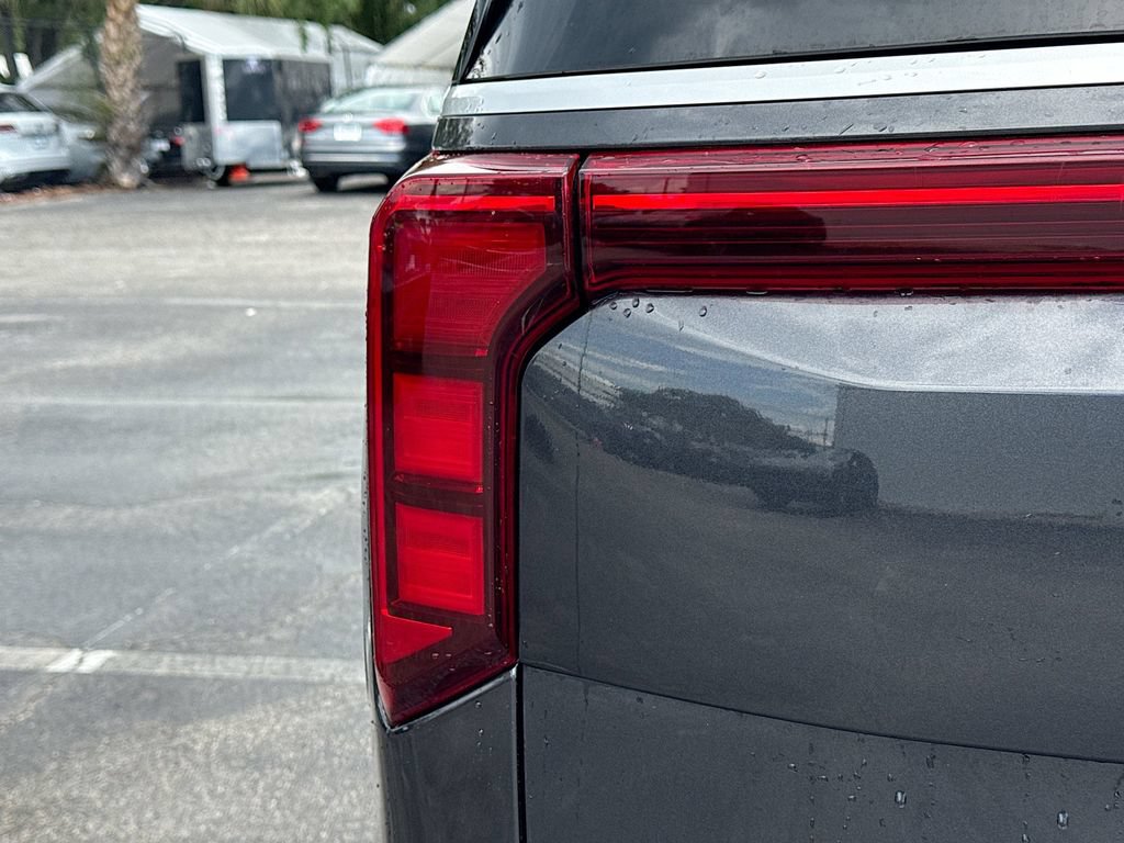 Certified 2025 Kia Carnival FWD image 10