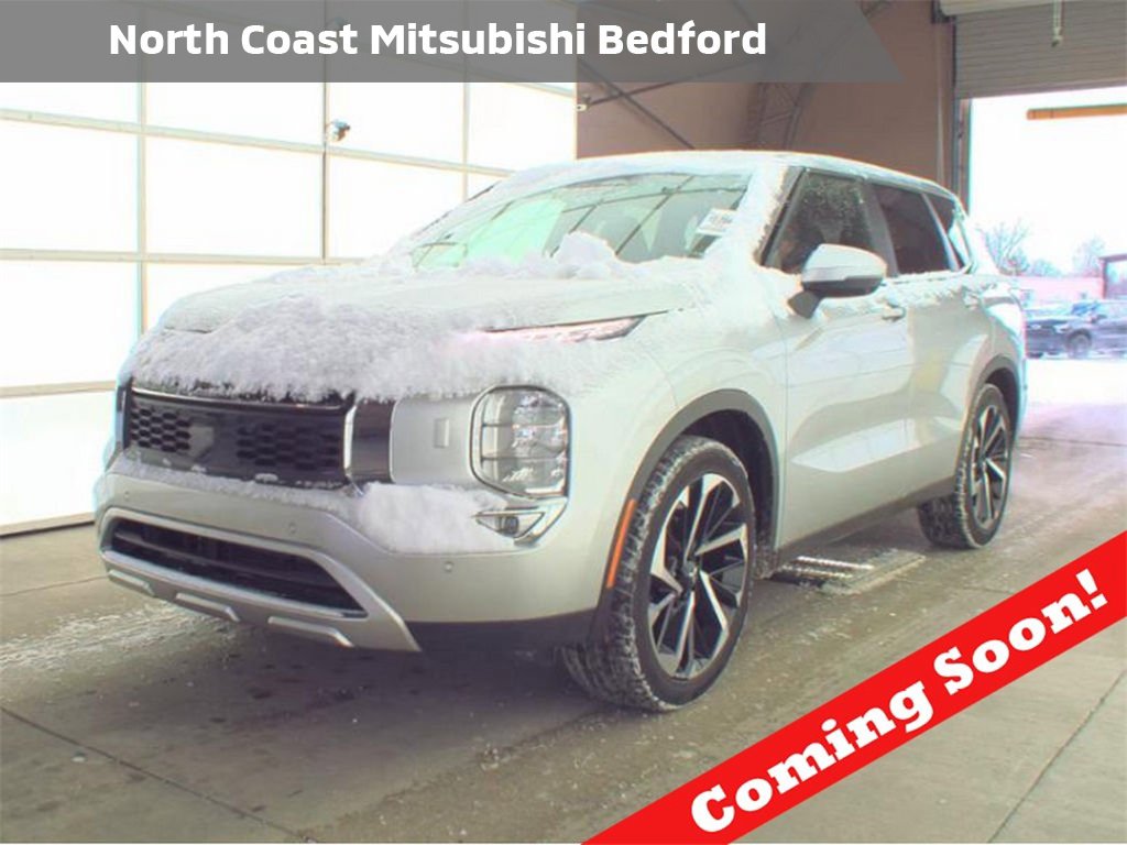 Used 2024 Mitsubishi Outlander SE image 1