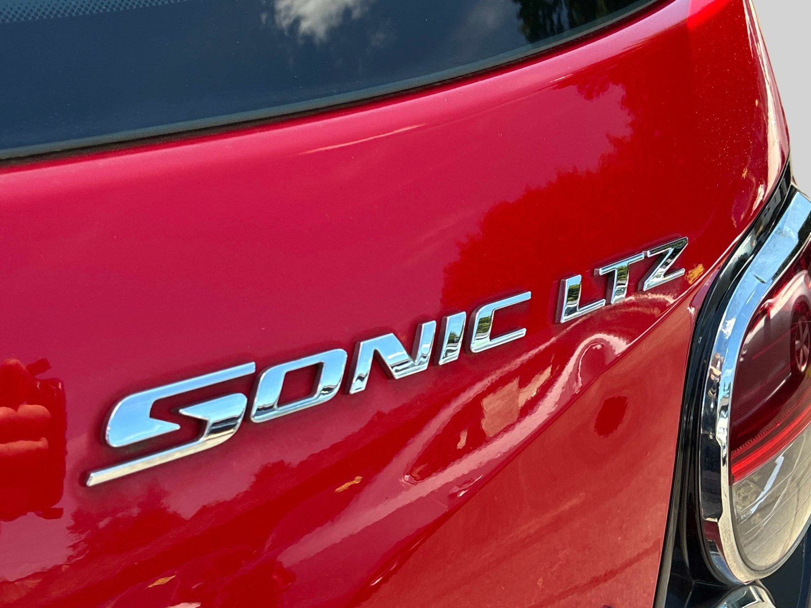 Used 2015 Chevrolet Sonic LTZ FWD image 9