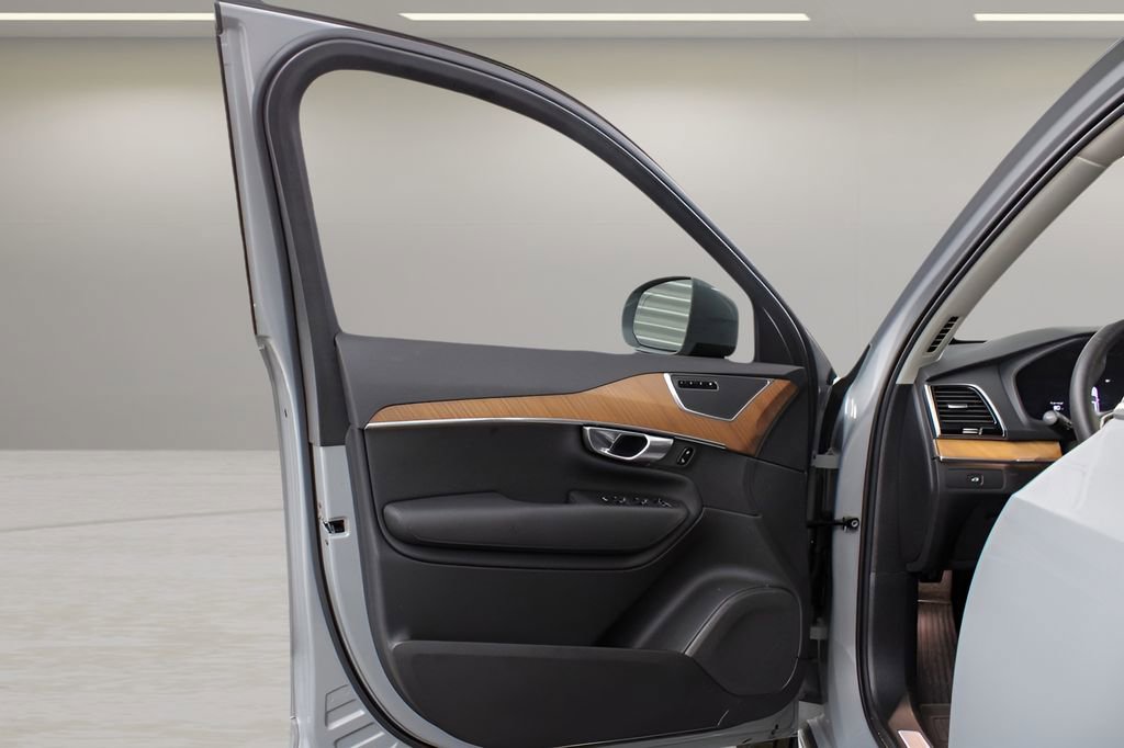 Certified 2025 Volvo XC90 B6 Plus image 12