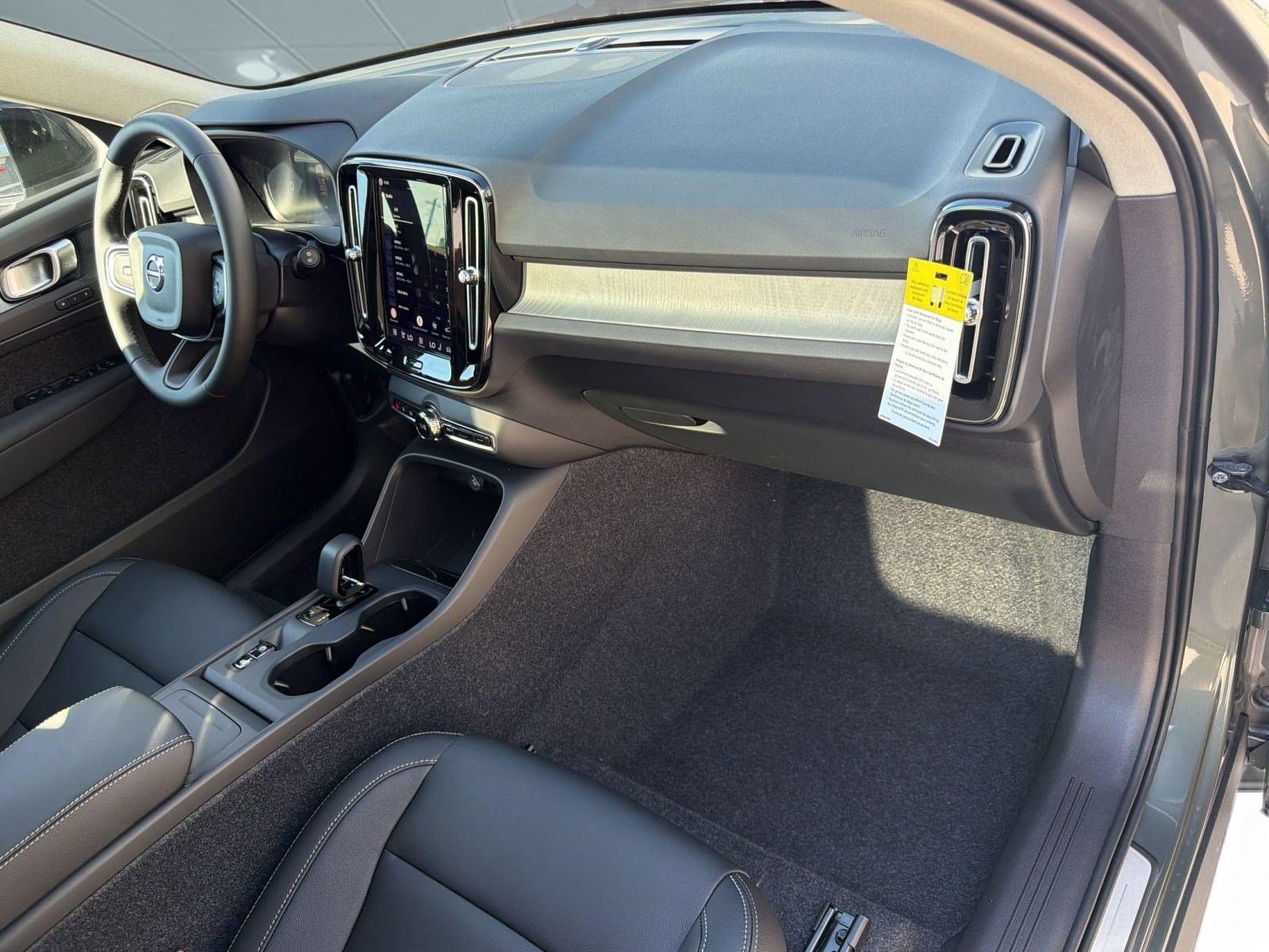 New 2026 Volvo XC40 B4 Core w/ Climate Package FWD image 31