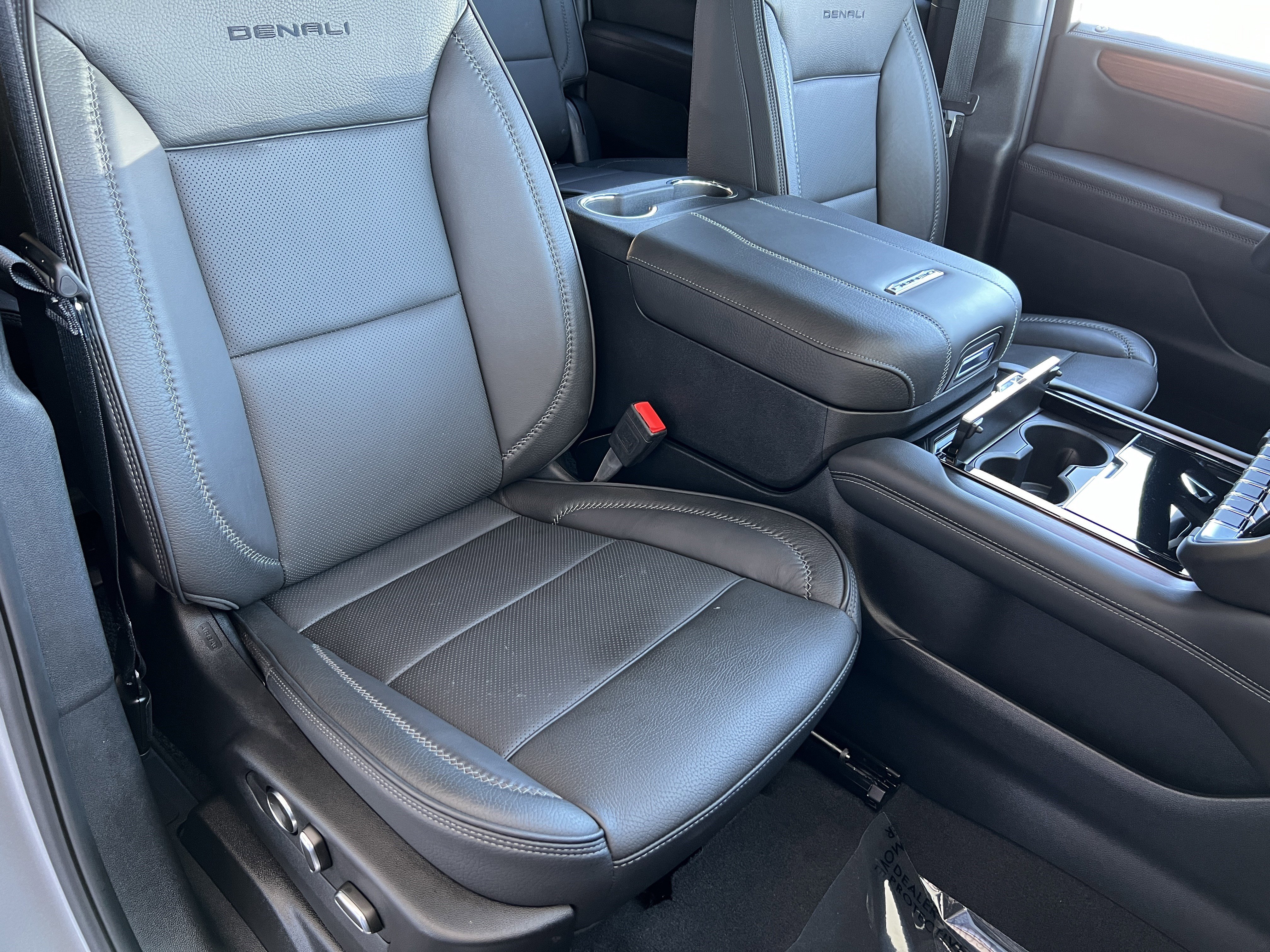 Used 2025 GMC Yukon XL Denali image 31