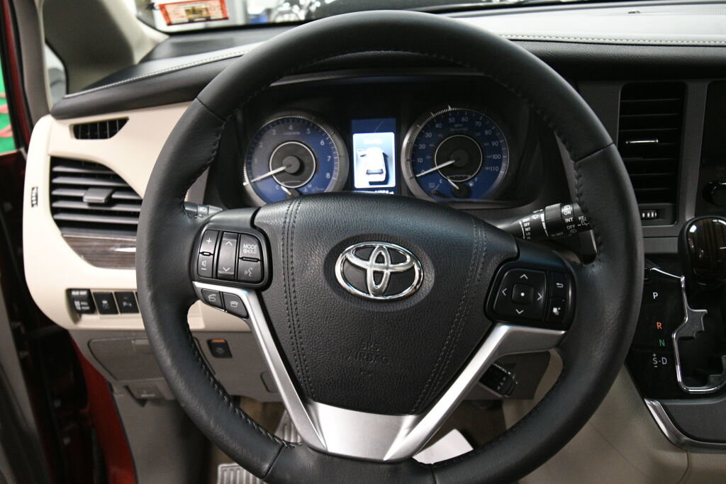 Used 2017 Toyota Sienna XLE w/ XLE Navigation Package AWD/4WD image 13