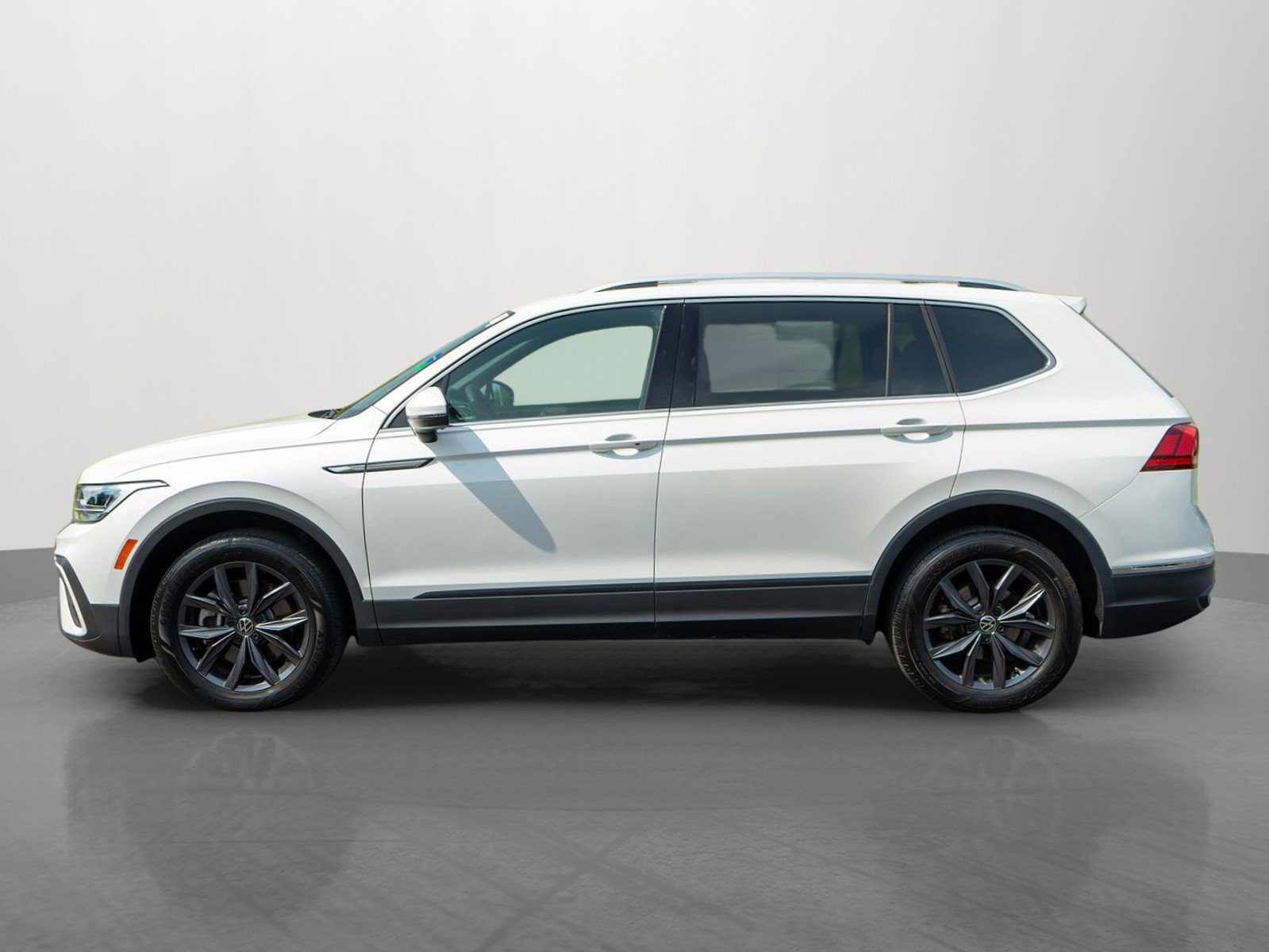 Used 2023 Volkswagen Tiguan SE w/ Panoramic Sunroof Package AWD/4WD image 4