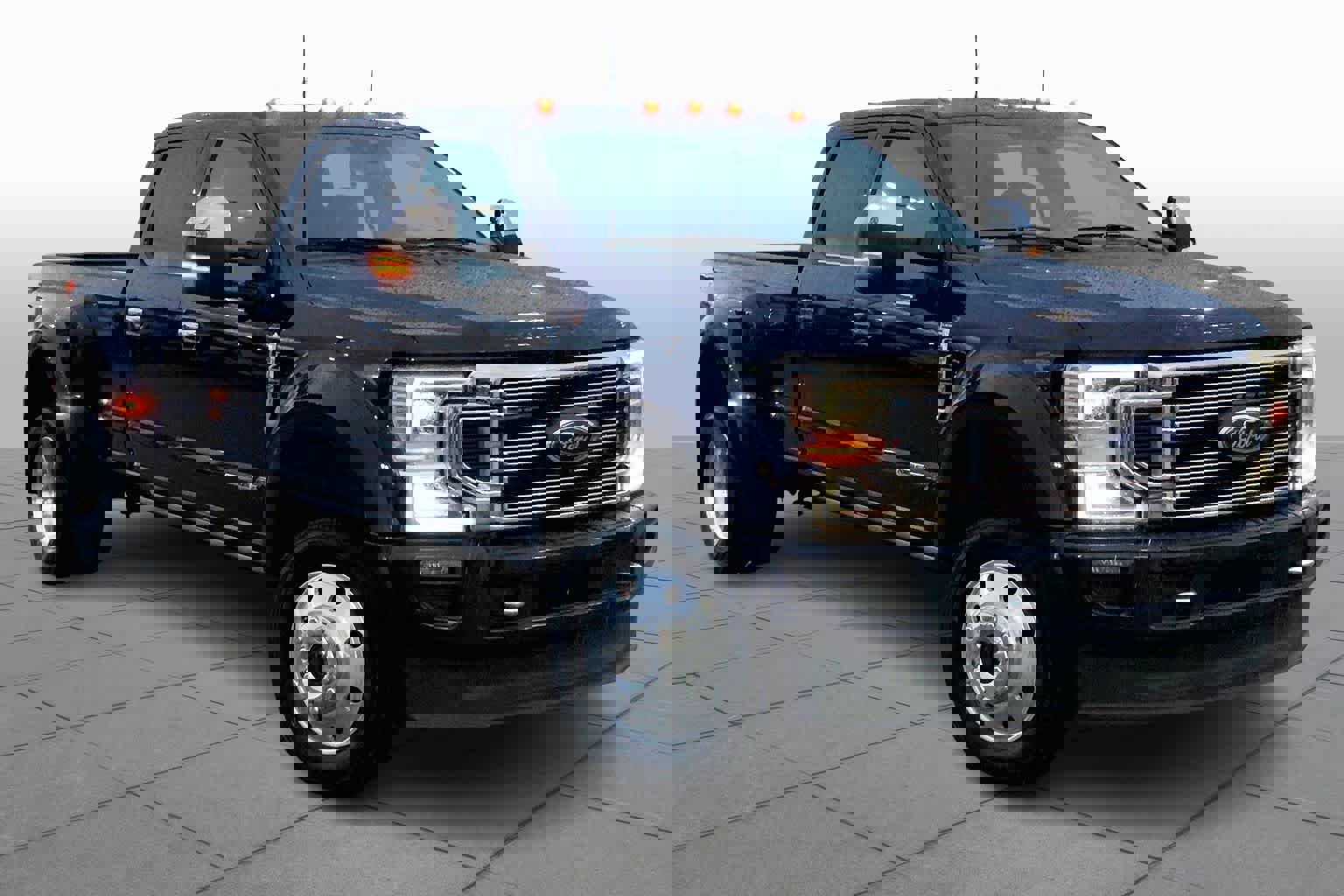 Used 2022 Ford F450 Platinum w/ FX4 Off-Road Package image 2