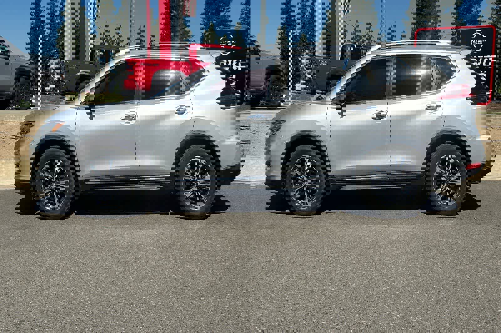 Used 2018 Nissan Rogue SL w/ Premium Package image 6