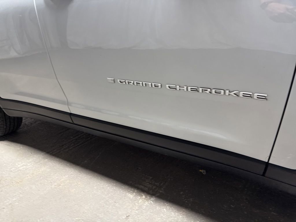 Used 2024 Jeep Grand Cherokee L Limited w/ Luxury Tech Group II image 9