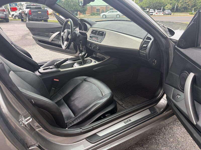 Used 2005 BMW Z4 3.0i RWD image 22