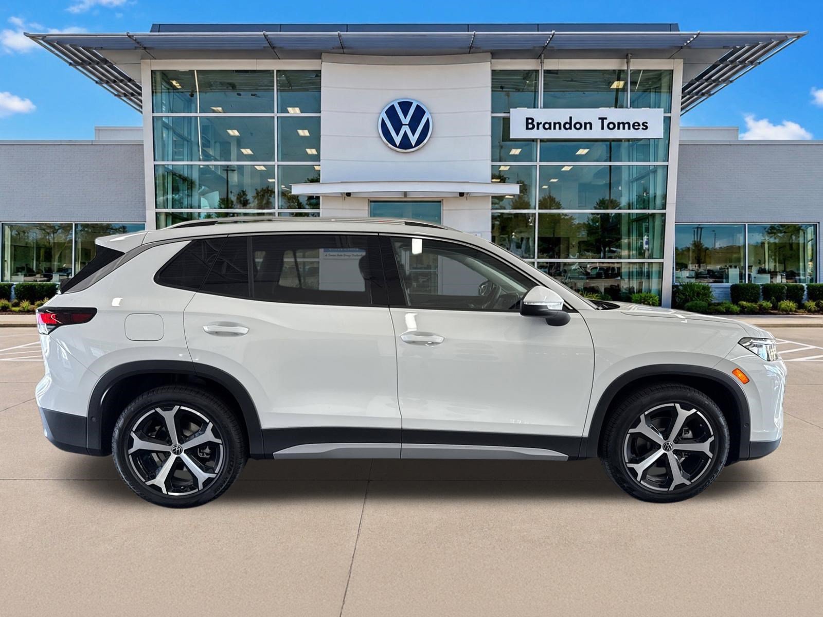 New 2026 Volkswagen Tiguan SE FWD image 2
