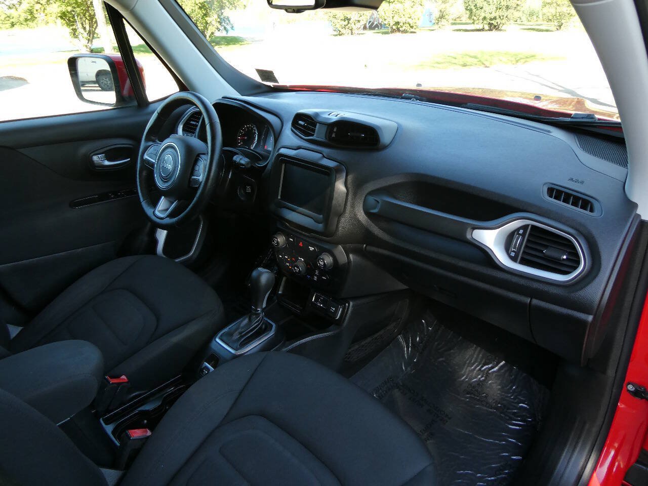 Used 2019 Jeep Renegade Latitude w/ Cold Weather Group FWD image 27