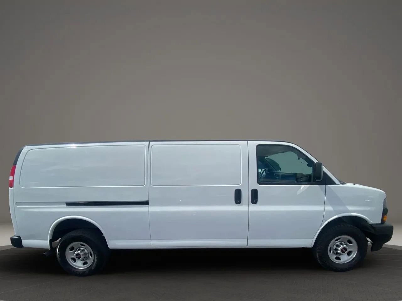 Used 2023 GMC Savana 2500 Extended w/ Driver Convenience Package image 7