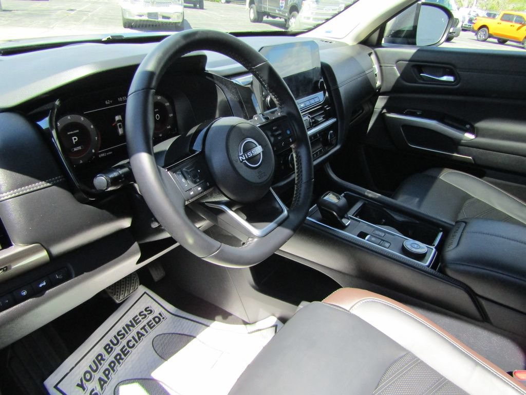 Used 2025 Nissan Pathfinder Platinum w/ Cargo Package AWD/4WD image 15
