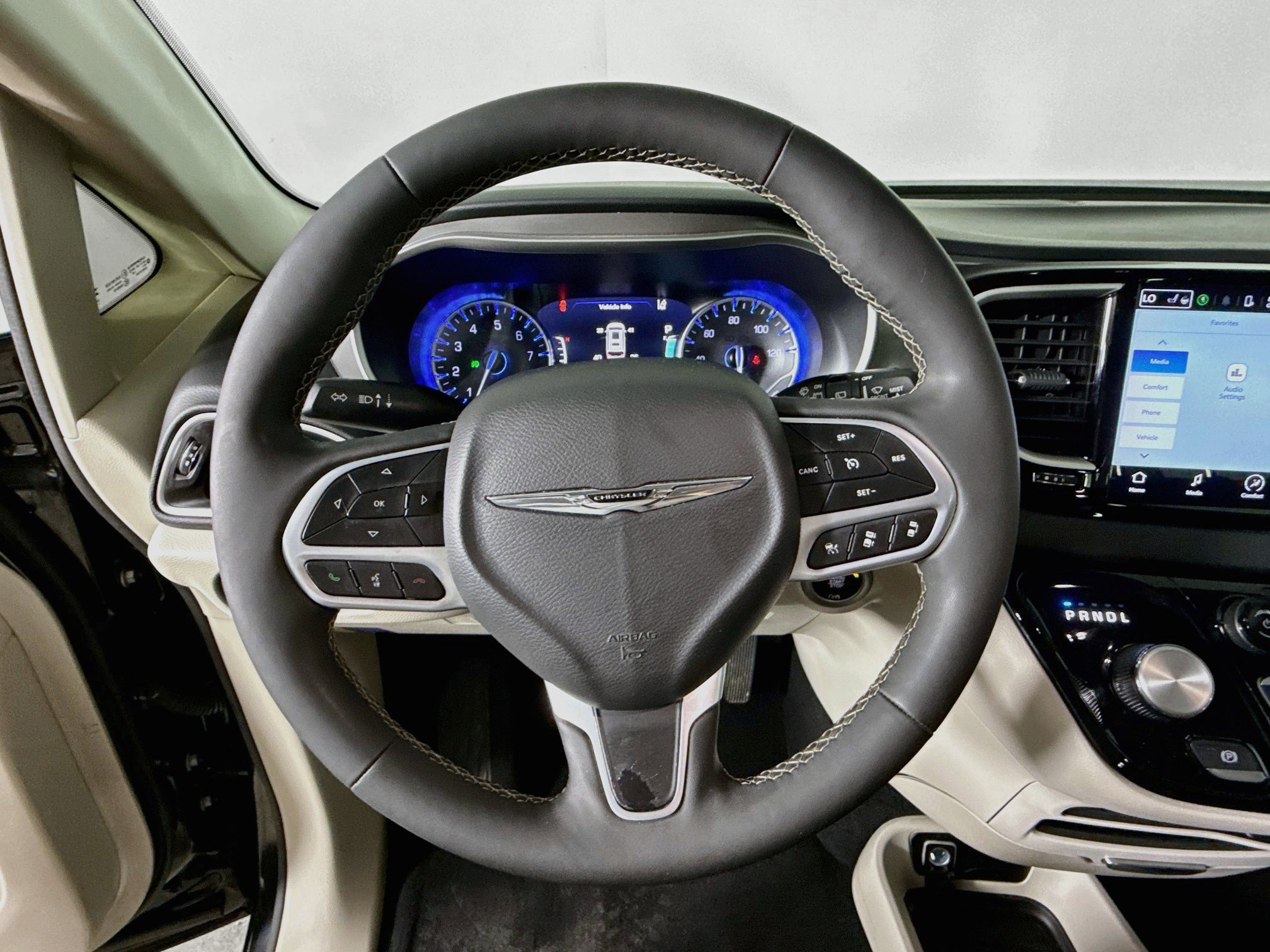 Used 2024 Chrysler Pacifica Touring-L FWD image 11
