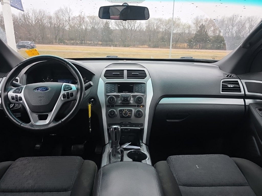 Used 2015 Ford Explorer XLT image 14