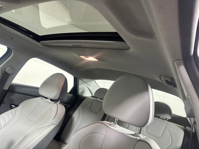 Used 2023 Hyundai Elantra Limited image 12