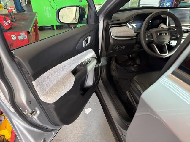 Used 2024 Jeep Compass Latitude w/ Sun and Sound Group image 17