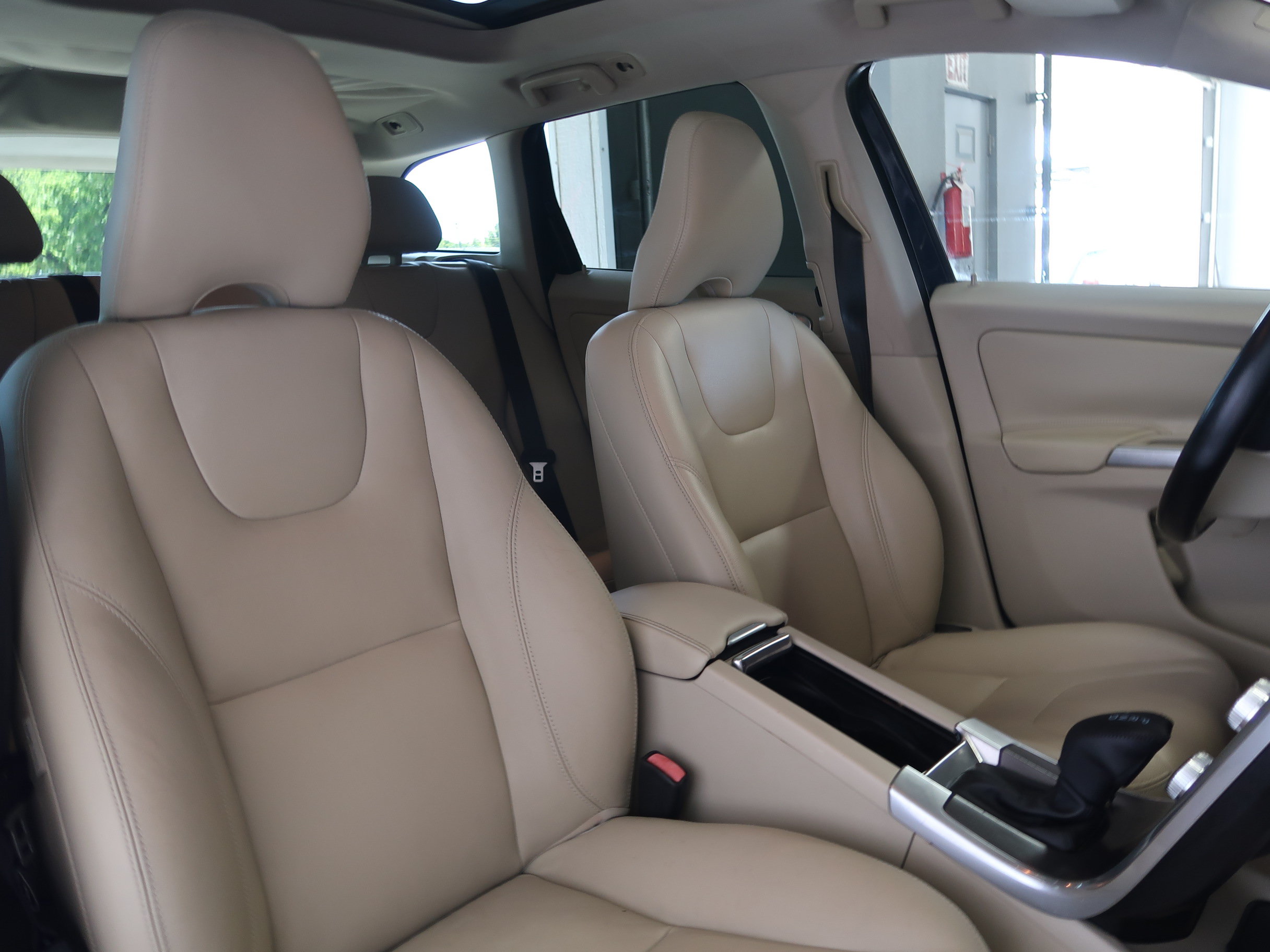 Used 2015 Volvo XC60 T5 Premier w/ Proximity Package FWD image 12