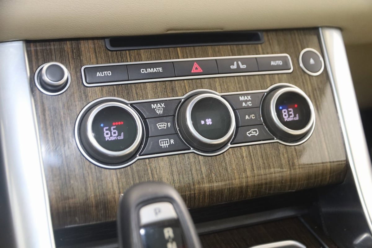 Used 2016 Land Rover Range Rover Sport SE image 29