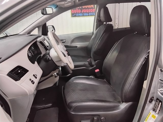 Used 2014 Toyota Sienna SE FWD image 10