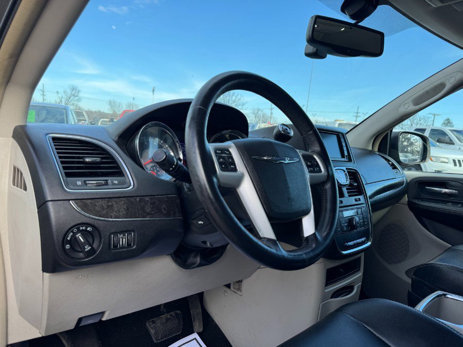 Used 2014 Chrysler Town & Country Touring-L w/ Driver Convenience Group image 14