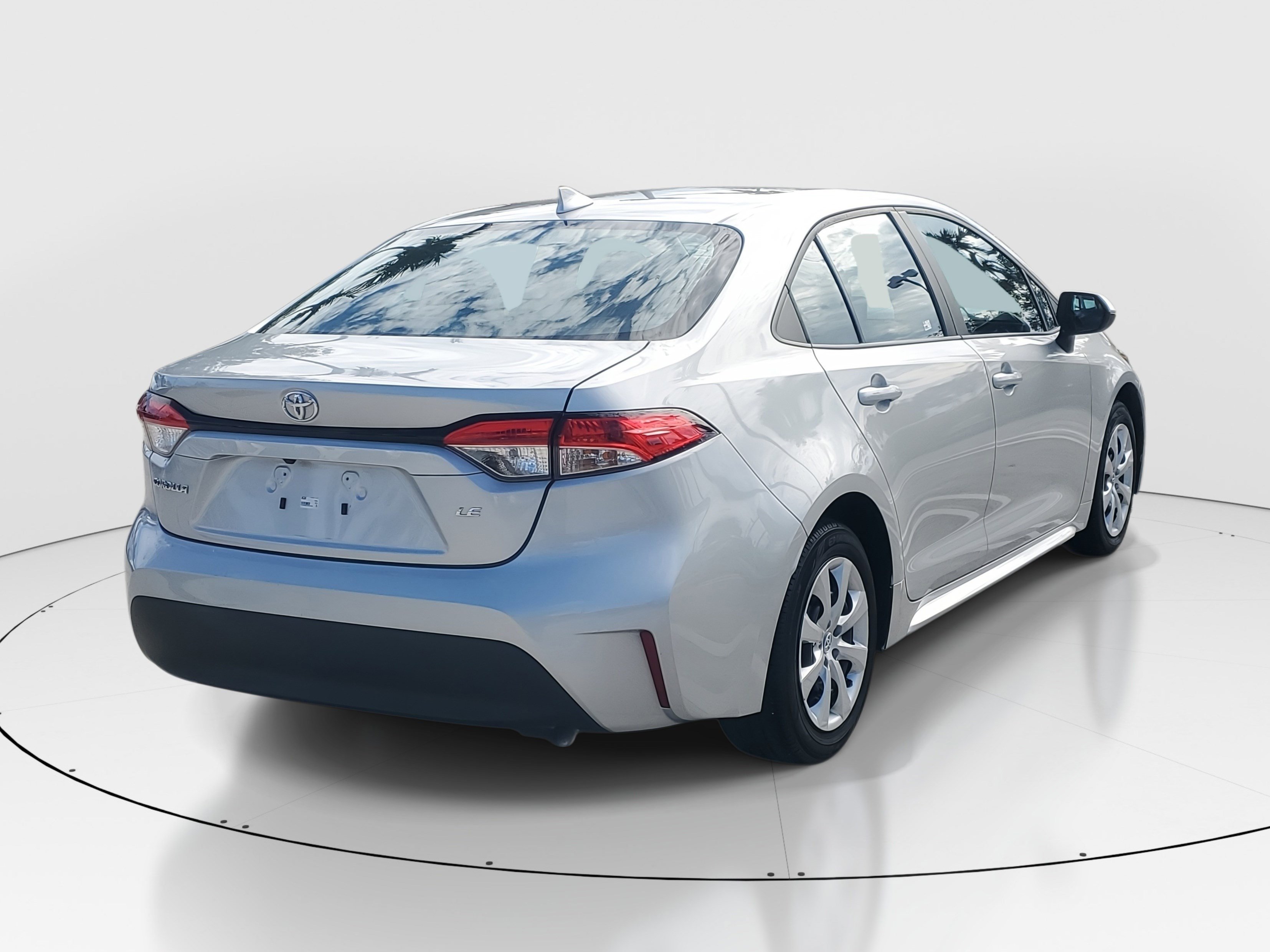 Used 2023 Toyota Corolla LE image 3