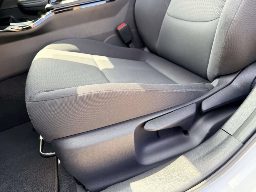 Certified 2024 Toyota Prius LE FWD image 18