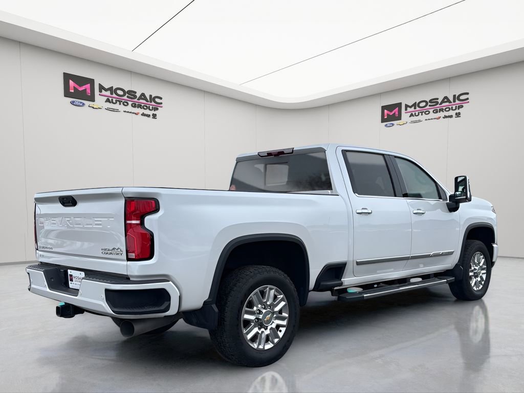 Used 2024 Chevrolet Silverado 3500 High Country w/ High Country Premium Package AWD/4WD image 3