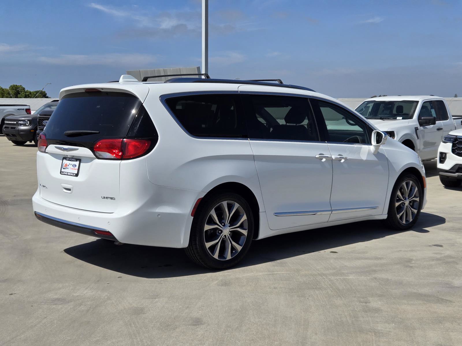 Used 2018 Chrysler Pacifica Limited w/ Tire & Wheel Group FWD image 4