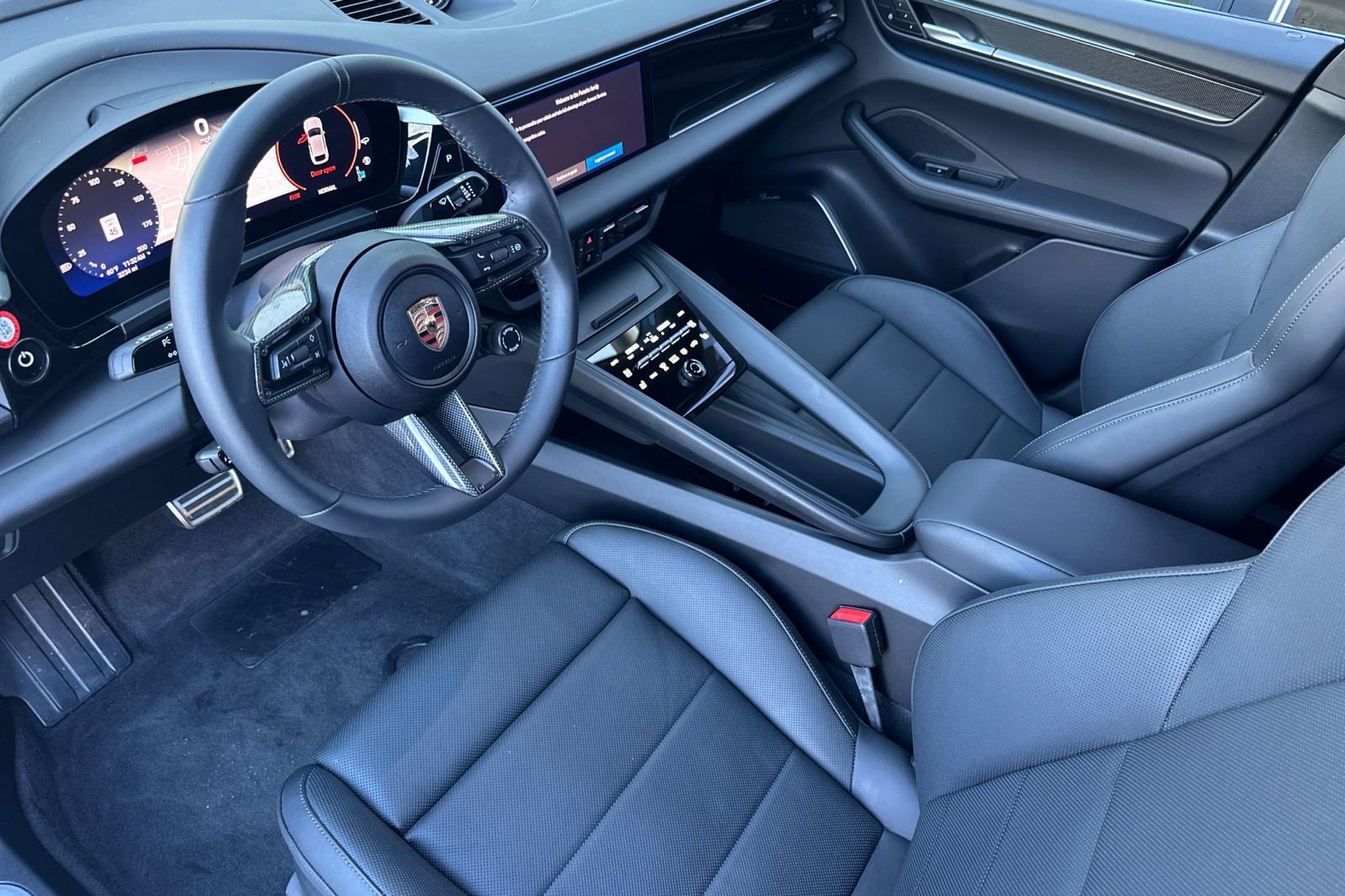 Certified 2025 Porsche Macan 4S Electric image 4