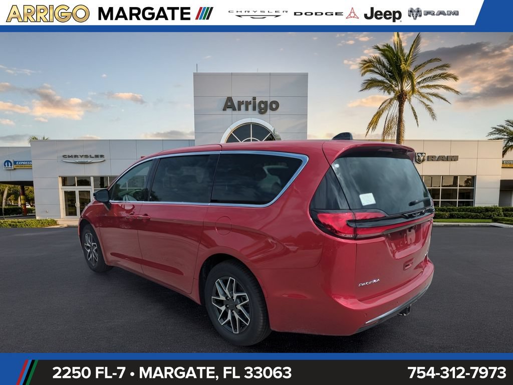 New 2027 Chrysler Pacifica Limited w/ Family Tech Group FWD image 7