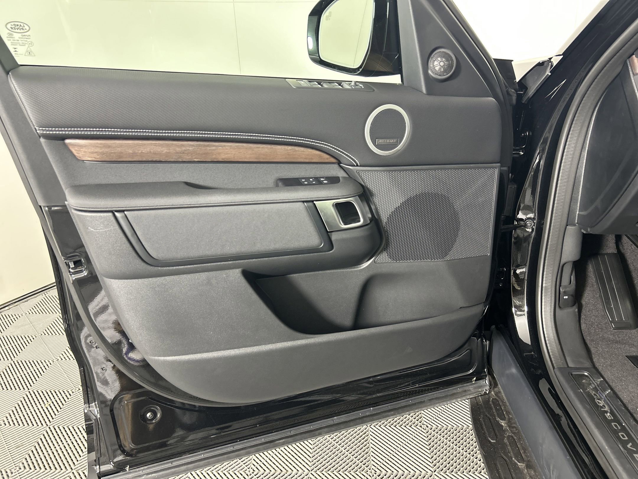 New 2025 Land Rover Discovery Dynamic SE image 20