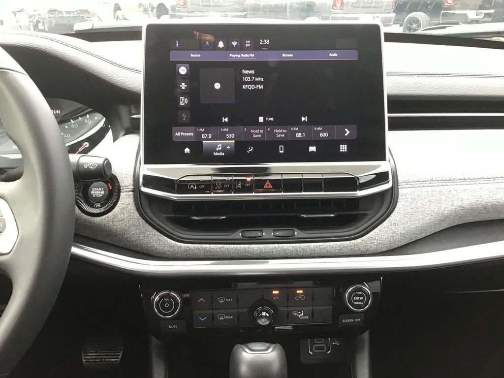 Used 2024 Jeep Compass Latitude image 14