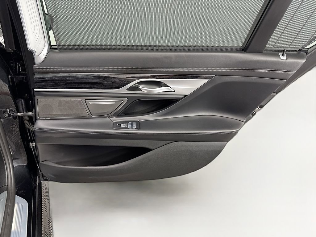 Used 2022 BMW 750i xDrive w/ Executive Package image 26