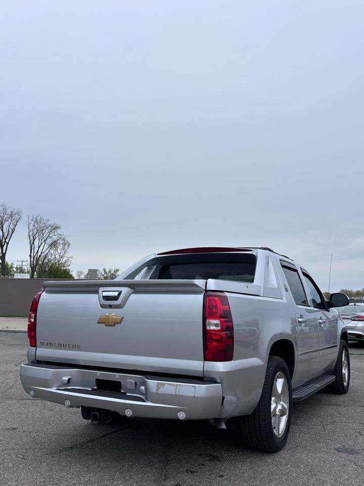 Used 2013 Chevrolet Avalanche LTZ AWD/4WD image 4