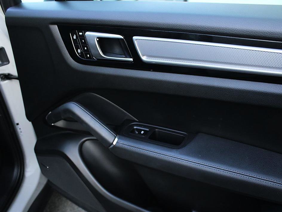 Used 2022 Porsche Cayenne Platinum Edition AWD/4WD image 25