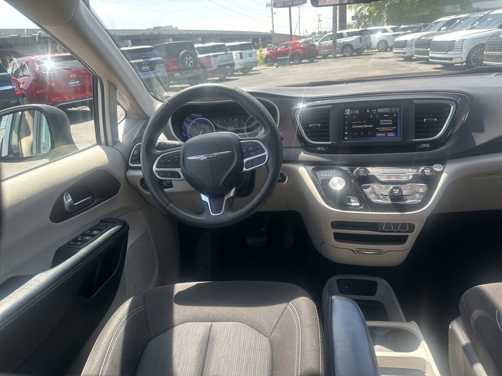 Used 2022 Chrysler Voyager LX image 21