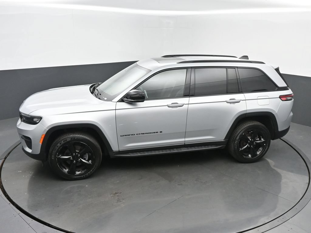 Used 2024 Jeep Grand Cherokee Altitude AWD/4WD image 49