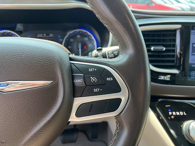 Used 2017 Chrysler Pacifica Touring-L FWD image 17
