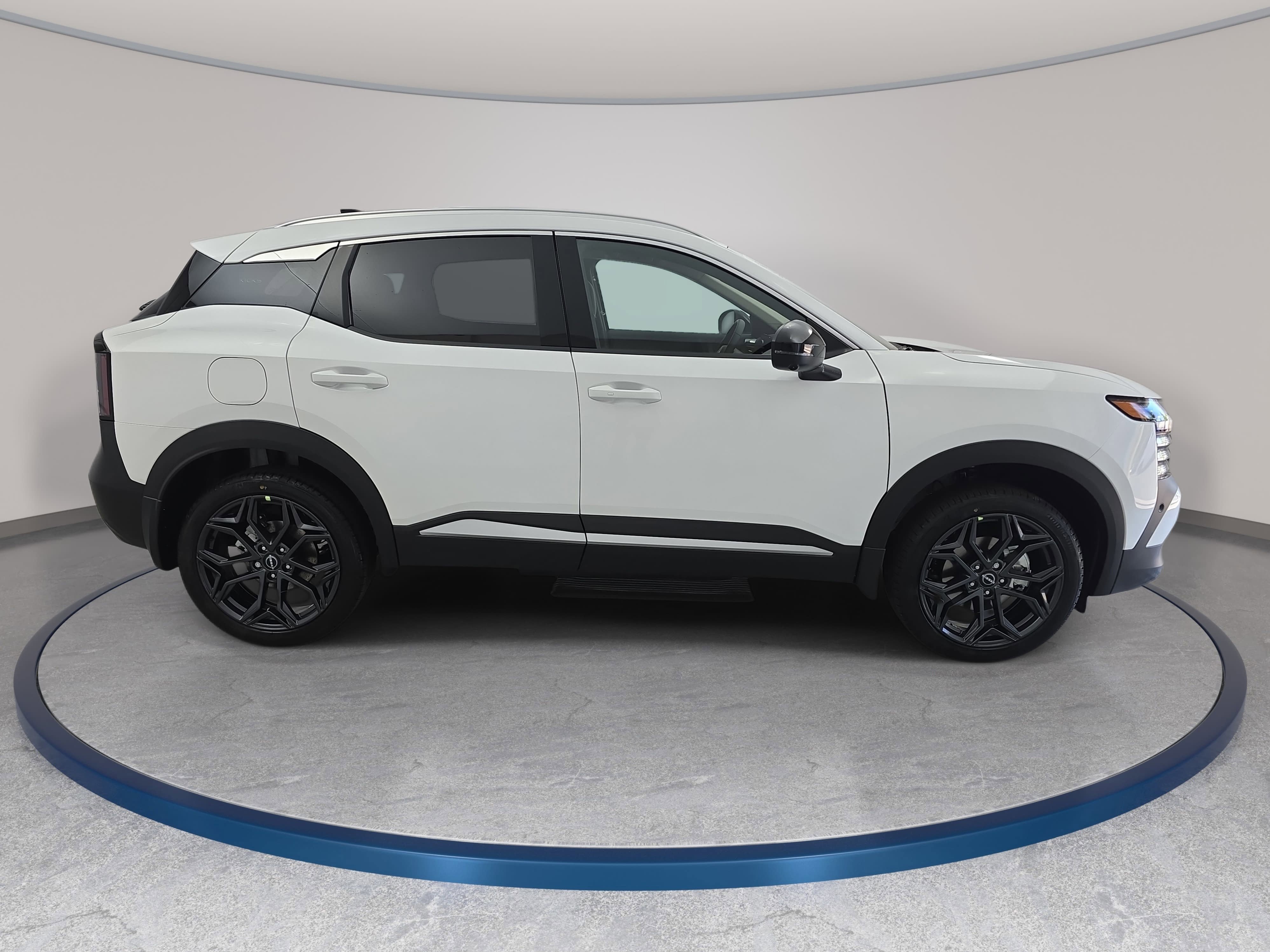 New 2026 Nissan Kicks SR FWD image 4