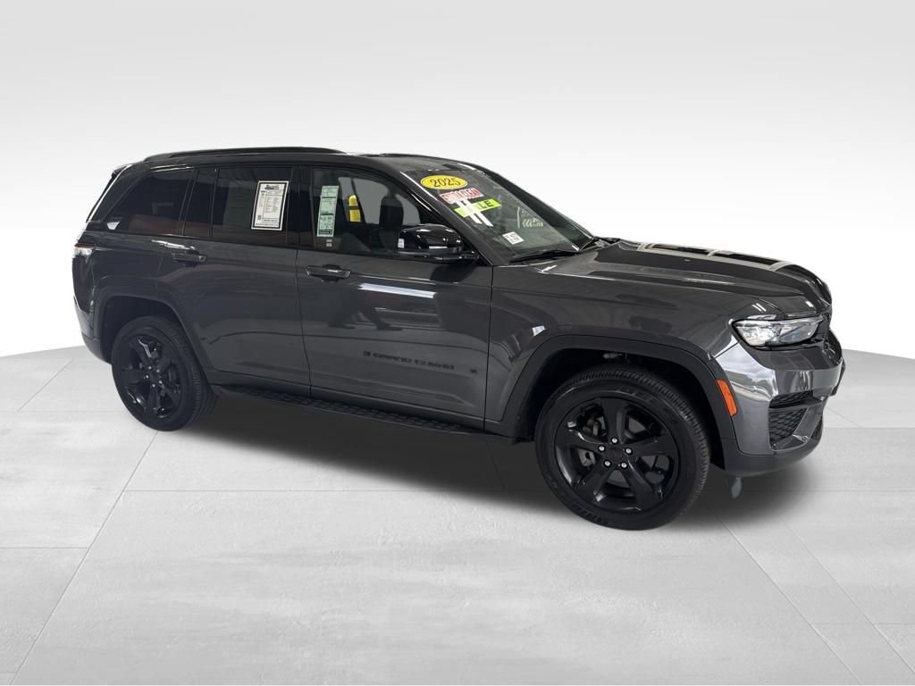 Used 2025 Jeep Grand Cherokee Altitude AWD/4WD image 5