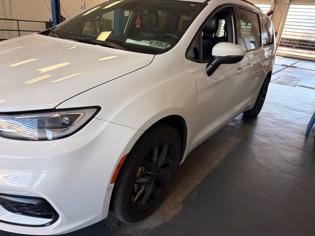Used 2023 Chrysler Pacifica Touring-L w/ S Appearance Package AWD/4WD image 4